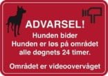 Advarsel! Hunden bider hunden er løs på området alle døgnets 24 timer Området er videoovervåget. Hundeskilt