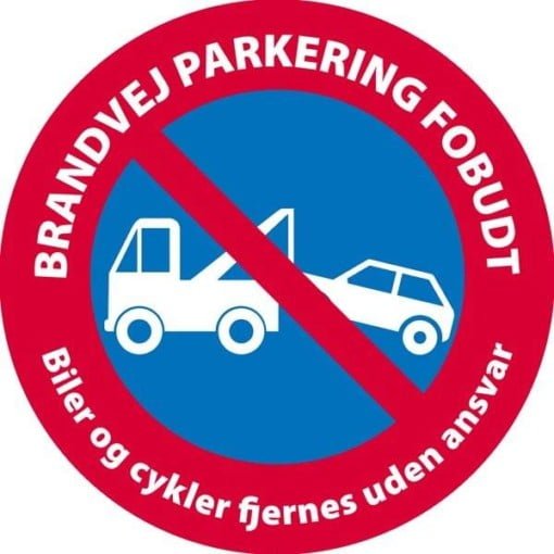 Brandvej parkering forbudt Biler og cykler fjernes uden ansvar skilt