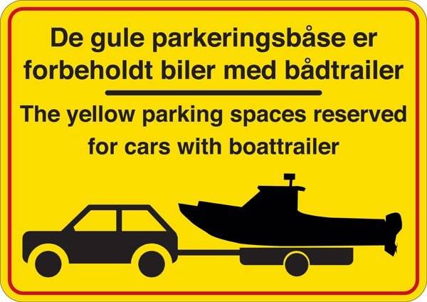 De gule parkeringsbåse er forbeholdt biler med bådtrailer. P-skilt