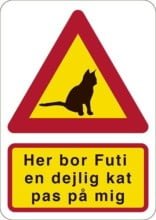 Her bor Futi - en dejlig kat - pas på mig. Katteskilt