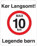 Kør langsomt max 10 km Legende børn. Fartdæmpendeskilt