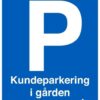 Kundeparkering i gården. P skilt