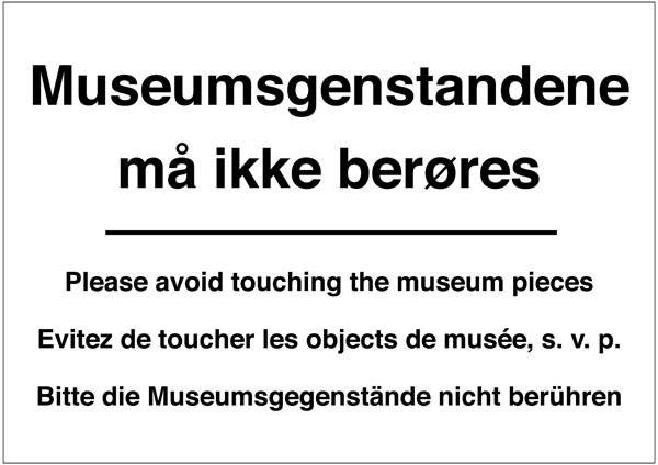 Museumsgenstandene må ikke berøres skilt Museumsgenstandene må ikke berøres skilt