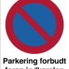 Parkering forbudt foran indkørslen. Parkeringsskilt