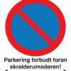 Parkering forbudt foran skralderumsdøren. Skilt