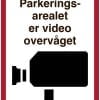 Parkeringsarealet er video overvåget. Overvågningsskilt