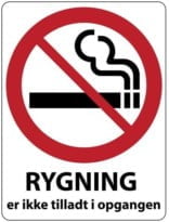 Rygning er ikke tilladt i opgangen Skilt