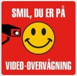 Smil du er på Video-overvågning Skilt (hvid på rød)