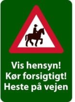 Vis hensyn! Kør forsigtigt. Heste på vejen skilt