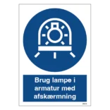 Brug lampe i armatur med afskærmning skilt