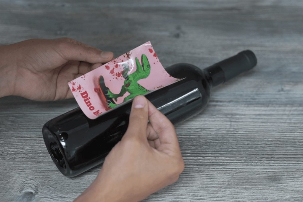 Billede af, at en ny etikette bliver sat på en vinflaske