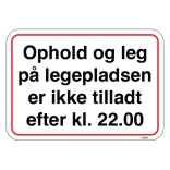 Ophold og leg på legepladsen er ikke tilladt efter kl. 22.00. Forbudsskilt