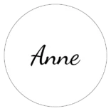 Runde bordkort med enkelt tekstdesign til konfirmation