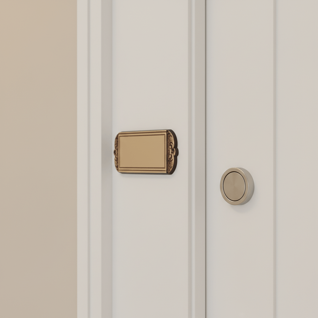 Dørskilt Messing m. udskæringer i begge sider - Bred - Billede 3