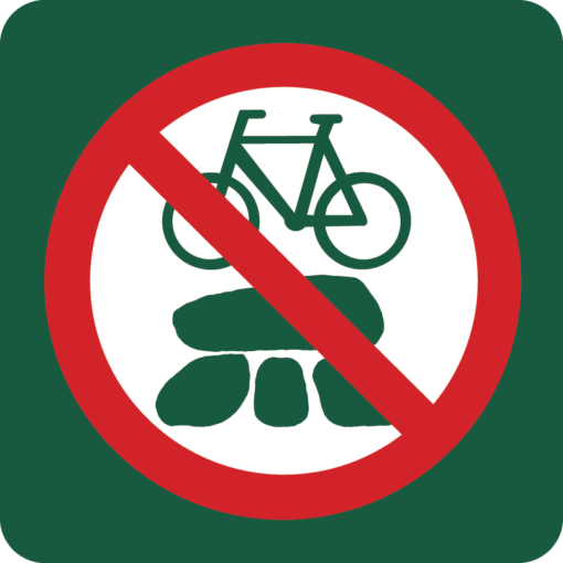 Cykling på gravhøje forbudt Naturstyrelsens skilt