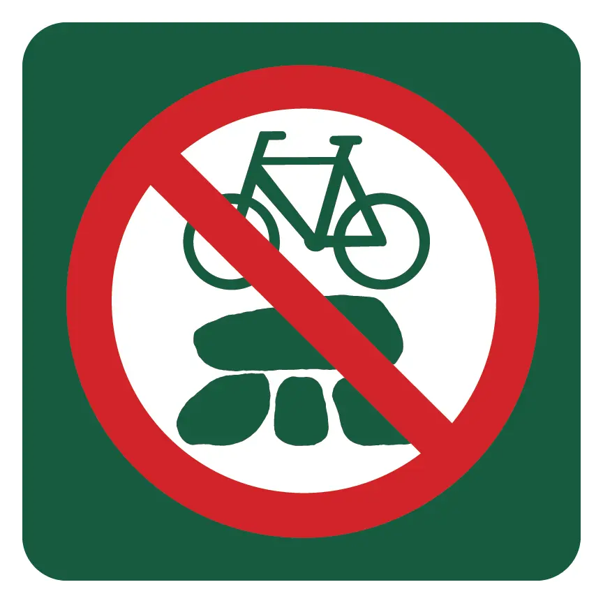 Cykling på gravhøje forbudt skilt - Naturstyrelsen