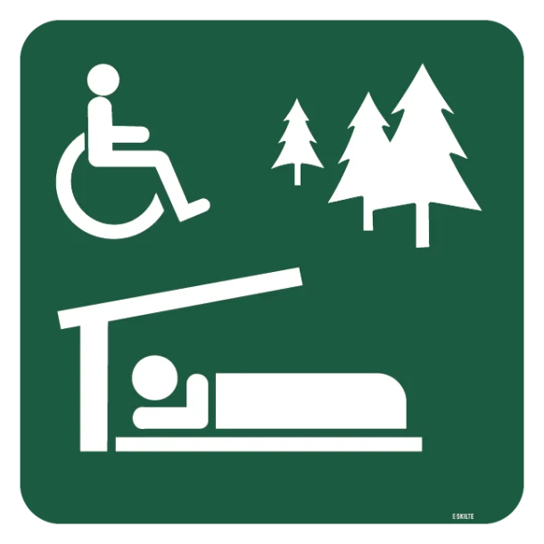 Handicapvenlig overnatningsplads med shelter skilt - Naturstyrelsen