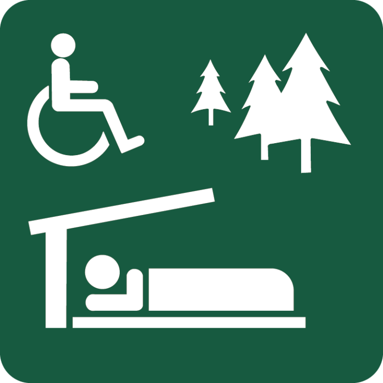 Handicapvenlig overnatningsplads med shelter Naturstyrelsens skilt
