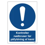 Kontroller nødbruser før påfyldning af kemi: Påbudsskilt